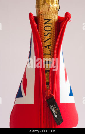 Union Jack-Hülse auf Flasche Lanson Champagner mit Reißverschluss rückgängig gemacht um Namen Folie oben anzeigen Stockfoto