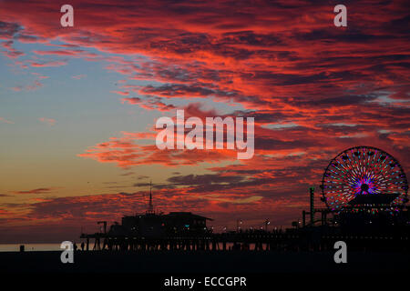 Sonnenuntergang über dem Santa Monica Pier. Stockfoto