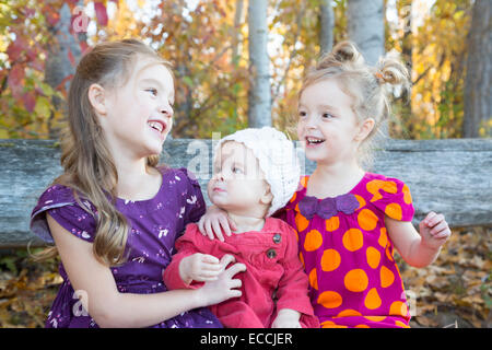 Drei junge Schwestern lachen beim posieren, während ein Familienfoto in Kalispell, Montana. Stockfoto