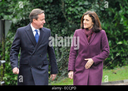 Belfast, Nordirland, Vereinigtes Königreich. 11. Dezember 2014. Premierminister David Cameron kommt mit Nordirland Sekretärin Theresa Villiers in Belfast für entscheidende Kreuz-Parteien-Gespräche zu versuchen, den Stillstand in der Baugruppe Stormont zu durchbrechen.  Man vermutet, dass eine Vereinbarung eingehalten werden, dass die Stormont Assembly zusammenbrechen wird. Bildnachweis: Stephen Barnes/Alamy Live-Nachrichten Stockfoto