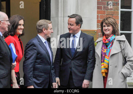 Belfast, Nordirland, Vereinigtes Königreich. 11. Dezember 2014. (L-R) Charles Flanaghan (irischer Minister für auswärtige Angelegenheiten), Theresa Villiers (Nordirland Sekretärin), Taoiseach Enda Kenny, Premierminister David Cameron und Tánaiste Joan Burton Kredit: Stephen Barnes/Alamy Live-Nachrichten Stockfoto