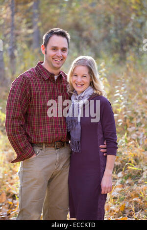 Mann und Frau Lächeln während einer Zeit Familienfoto Herbsttagung in Kalispell, Montana. Stockfoto