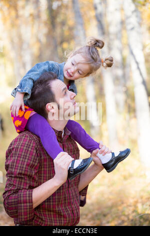 Ein Vater und seine drei Jahre alte Tochter spielen während einer Herbst-Zeit-Foto-Session in Kalispell, Montana. Stockfoto