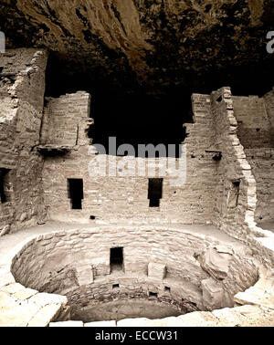 Cliff Palace, die größte Klippe Wohnung gebaut und bewohnt von den Ahnen Pueblo-Völkern in Mesa Verde Nationalpark, Colorado.  Der Park ist ein UNESCO-Weltkulturerbe und enthält über 600 Klippe Wohnung-Stätten in der Umgebung. Stockfoto