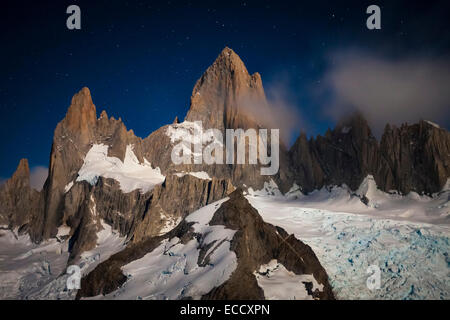 Mondschein Mount Fitzroy vom Gipfel des Cerro Madsen. Stockfoto