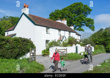 Menschen wandern vor Cotttages an Penrice Dorf Gower Wales Stockfoto