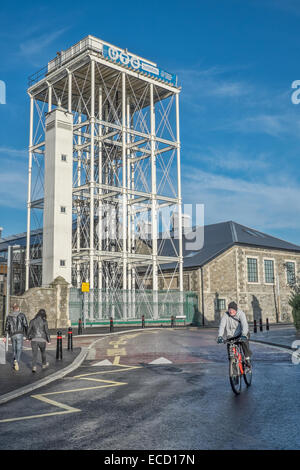 Der Wasserturm am Eingang der Universität Fachhochschule in der renovierten GWR arbeitet im Bahnhof Dorf, Swindon Stockfoto