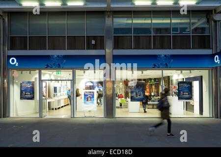 Die beleuchtete Ladenfront des O2 Retail speichern im Brunel Einkaufszentrum, Swindon, Wiltshire, UK Stockfoto