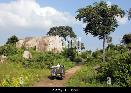Touristen genießen eine Jeep-Safari in Hurulu Eco-Park, ein International Biosphere Reserve, Sri Lanka Stockfoto