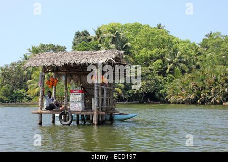 Wasserstraße-Shop auf der Maduganga aka Madu River, Balapitiya, Sri Lanka Stockfoto