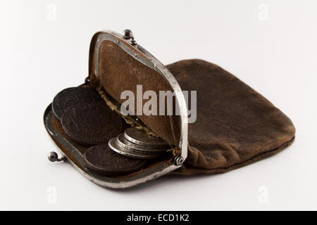 Alte Leder-Geldbörse mit Silbermünzen des Zaren Haus Romanow des 18. und 19. Jahrhunderts. Stockfoto