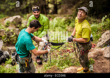 Bergsteiger Ausrüstung (Frineds und Nüssen) am Fuße der Felswand vor einem Riss Klettern Sitzung auschecken. Esigo, Ossola, Italien. Stockfoto