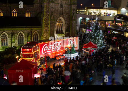 Birmingham, Vereinigtes Königreich. 11. Dezember, 2014.Coca Cola Weihnachtstruck kommt in Birmingham auf seiner Tour von der UK-Credit: Steven Reh/Alamy Live News Stockfoto