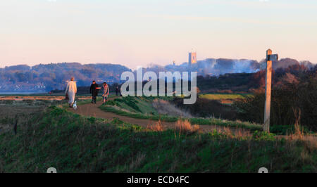 Wanderer auf dem Fußweg von Morston, Blakeney Rückstand auf einem Winternachmittag. Stockfoto