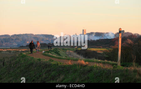 Wanderer auf dem Fußweg von Morston, Blakeney Rückstand auf einem Winternachmittag. Stockfoto