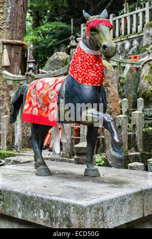 Statue eines heiligen Pferdes auf einem schintoistischen Friedhof, am Berg am Schrein von Fushimi Inari-taisha, Kyoto, Japan Stockfoto
