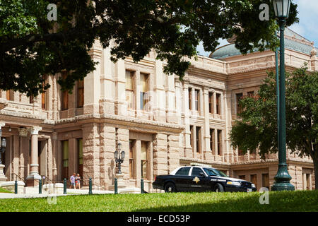 State Capitol Building, Austin, Texas, USA mit State Trooper Fahrzeug parken außerhalb. Stockfoto