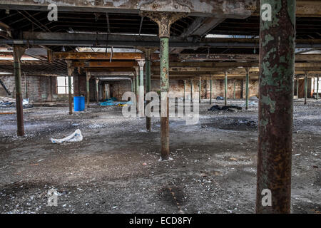 Stillgelegten alten Lancashire Baumwollspinnerei in einem Zustand des Verfalls mit viel Schmutz auf der Wettkampffläche Stockfoto