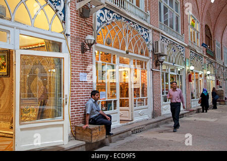 Antiquitäten und Teppiche für Verkauf in den Geschäften in der alten historischen Basar der Stadt Tabriz, Ost-Aserbaidschan, Iran Stockfoto