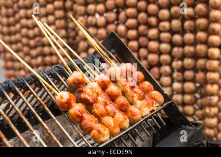 Traditionelle Thai style Grillfleisch Roll. Asiatische Straße Nahrung. Stockfoto