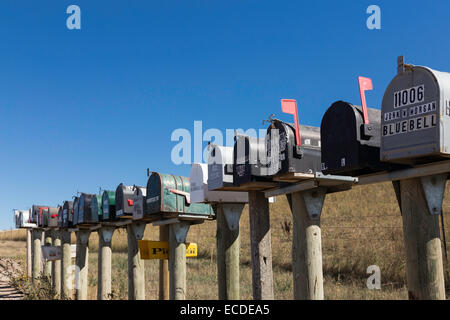 Linie von Mailboxen (Briefkästen) auf ländlichen Dirt Road, South Dakota, USA Stockfoto