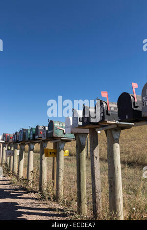 Linie von Mailboxen (Briefkästen) auf ländlichen Dirt Road, South Dakota, USA Stockfoto