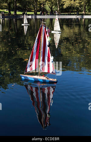 Fernbedienung-Segelboote, Konservatorium Wasser im Central Park in New York City Stockfoto