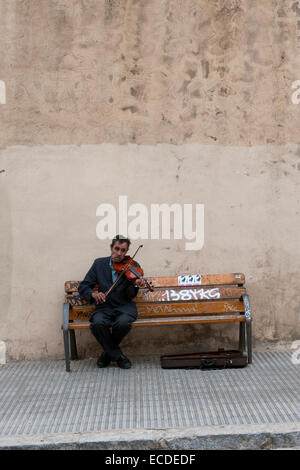 Alter Mann Straßenmusik spielen Violine in Gracia, Barcelona, Katalonien, Spanien Stockfoto