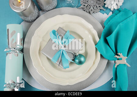 Moderne Weihnachten Tisch Gedecke in Aqua blau, Silber und weiß Thema. Stockfoto