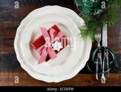 Traditionelle Weihnachten Urlaub Ort Tischdekoration mit feinstem Porzellan auf dunkle recycelt Holz Hintergrund. Stockfoto