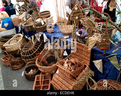 Weidenkörbe für Verkauf an das Weihnachtsfest von Padstow, Cornwall, UK Stockfoto