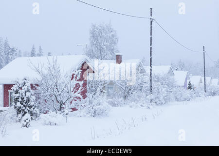 Kleine Hütten mit Schnee bedeckt Stockfoto