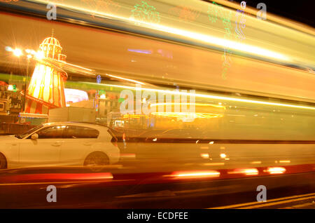 Winterfestival in George Square in Glasgow, Schottland mit gestreift Licht von einem Doppeldecker-bus Stockfoto