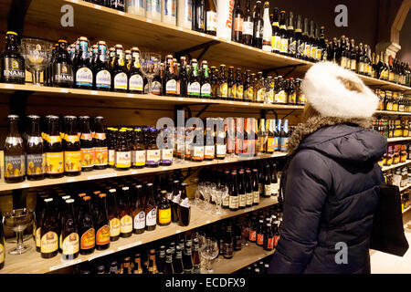 Eine Frau shopping für belgisches Bier, Brügge, Belgien, Europa Stockfoto