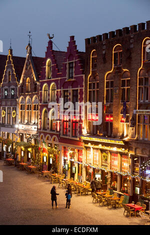 Traditionelle Gebäude auf dem Marktplatz von Brügge in der Abenddämmerung, Stadtzentrum von Brügge, Brügge, Belgien, Europa Stockfoto