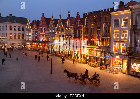 Restaurants und Cafés im Marktplatz (Marktplatz), am Weihnachten, Brügge, Belgien, Europa Stockfoto