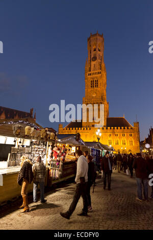Brügge-Weihnachtsmarkt - auf dem Markt-Platz in der Dämmerung mit dem Belfried beleuchtet; Brügge, Belgien-Europa Stockfoto