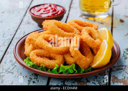 frittierte Tintenfischringe paniert mit Zitrone Stockfoto