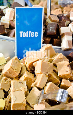 Anzeige von Toffee aromatisiert fudge Süßigkeiten auf einem Markt Stockfoto