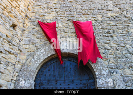 Rote Fahnen über den Toren Festungen in San Marino. Die Republik von San Marino Stockfoto