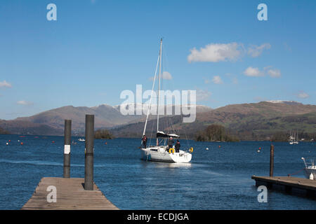 Yacht segeln auf Windermere The Fairfield Hufeisen über Ambleside Hintergrund von Bowness Seenplatte Cumbria England Stockfoto