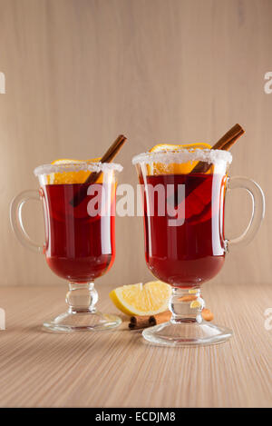 Glühwein in klarem Glas Becher auf einem Holztisch Stockfoto