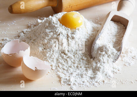 Vorbereitungen für hausgemachte backen. Mehl und Ei auf Tisch Stockfoto