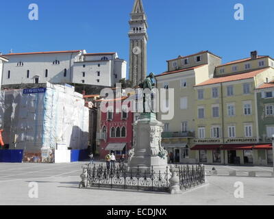 Der zentrale Platz von Pirano in Istrien mit der Statue von Giuseppe Tartini und die Kirche mit dem Glockenturm Stockfoto