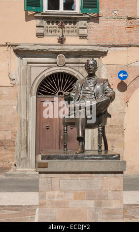 Bronzestatue von Giacomo Puccini in seiner Geburtsstadt Lucca, Toskana, Italien Stockfoto