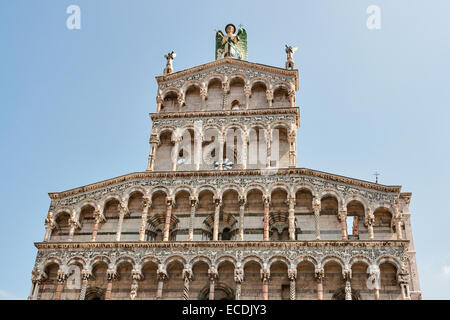 San Michele in Foro Fassade der mittelalterlichen Kirche. Lucca, Toskana, Italien Stockfoto