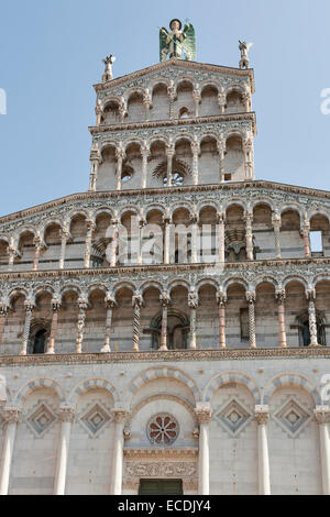 San Michele in Foro Fassade der mittelalterlichen Kirche. Lucca, Toskana, Italien Stockfoto