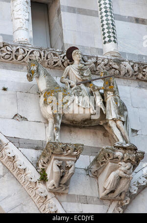 Die Szene des St. Martin seinen Mantel in zwei Teile aufzuteilen und geben dem armen Mann an der Fassade der Kathedrale von St Ma Stockfoto