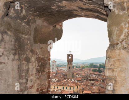 Blick durch ein Fenster über die Stadt Lucca in der Toskana, Italien, von innen die Guinigi-Turm Stockfoto