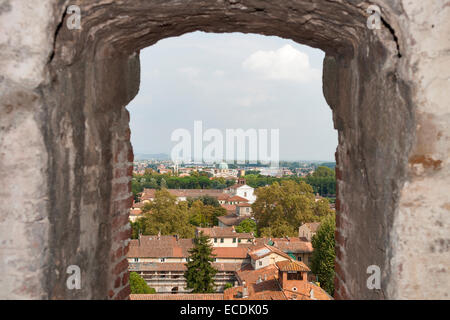 Blick durch ein Fenster über die Stadt Lucca in der Toskana, Italien, von innen die Guinigi-Turm Stockfoto